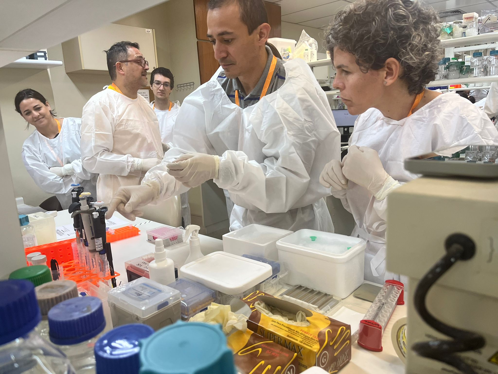 Luisa Berná and Caroline Poubel, working alongside peers in the training laboratory at INCA.