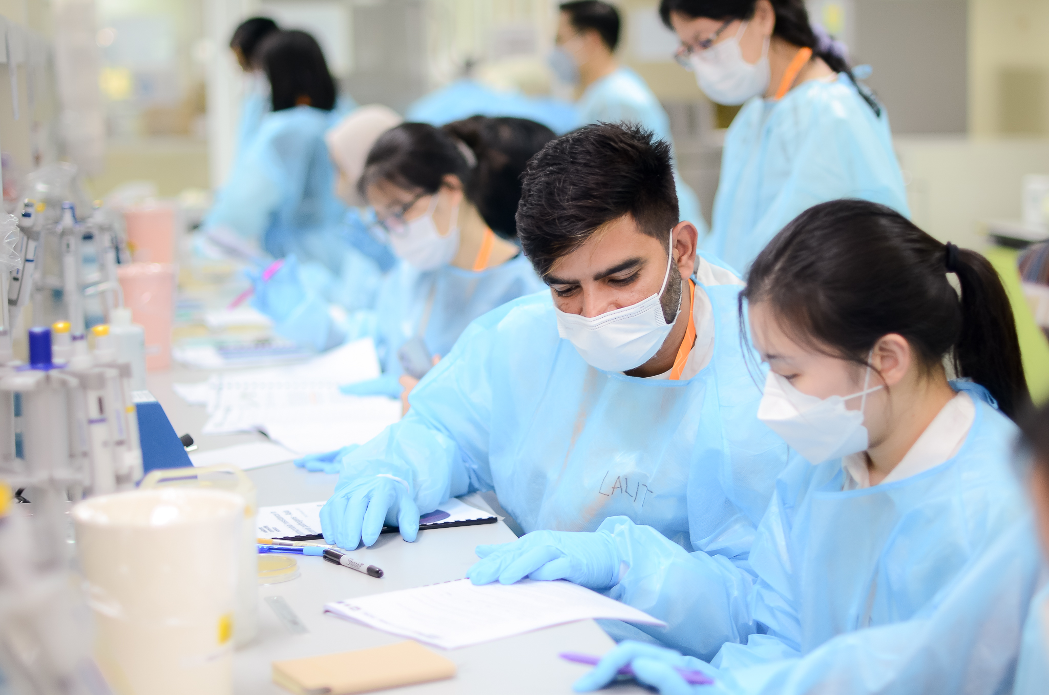 A gourp of AMR In Bacterial Pathogens course participants collaborating on a practical project in our partner training facility at Mahidol University, in Bangkok.