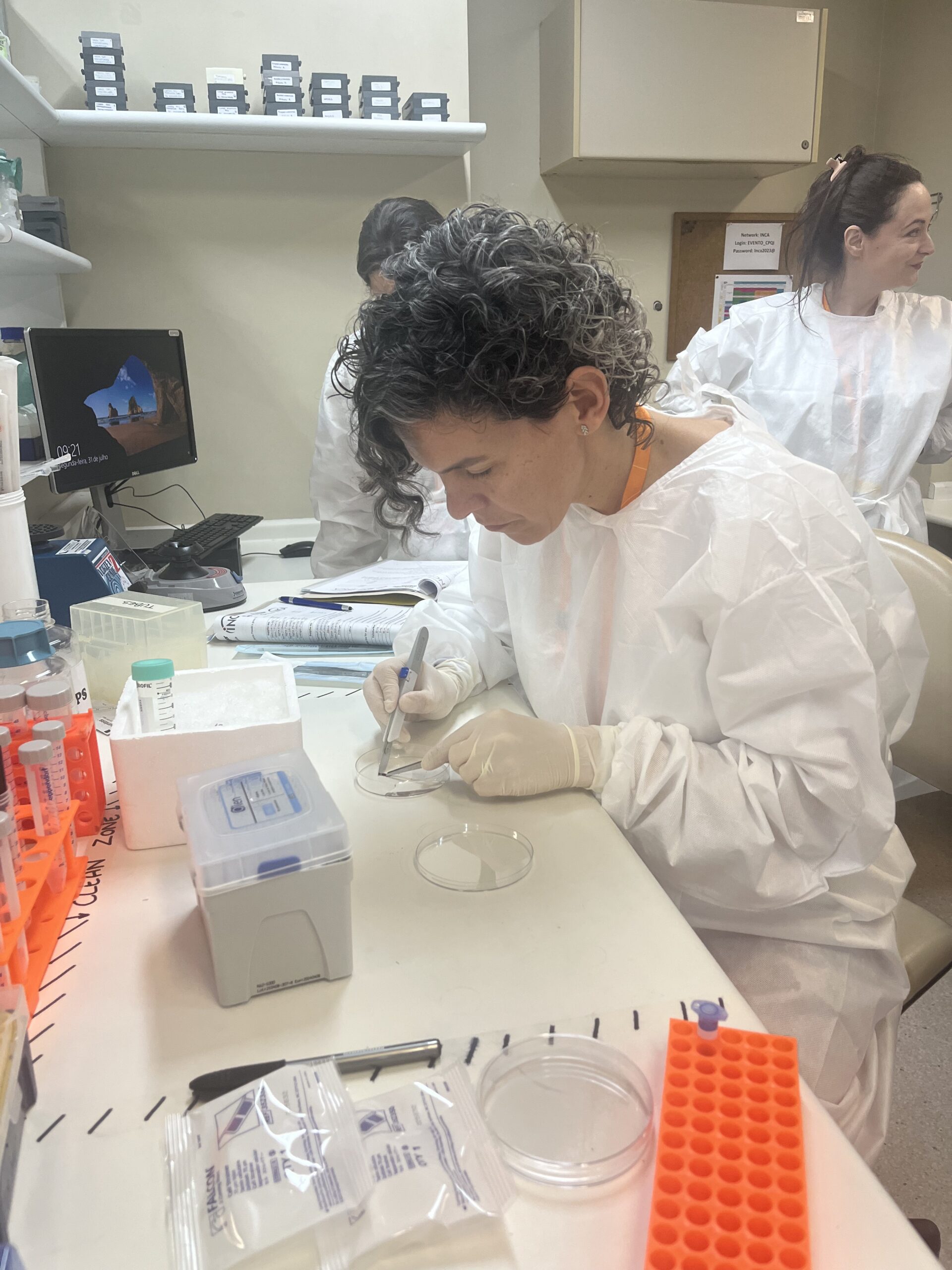 Luisa Berná and Caroline Poubel, working alongside peers on the Single Cell Genomics course, in our host training laboratory at the Instituto Nacional de Câncer (INCA), Brazil. 